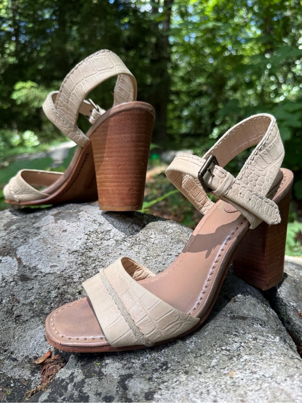 Frye Size 8 Full Grain Leather 4” Block Heel Sandal Neutral Croc-Embossed Portia